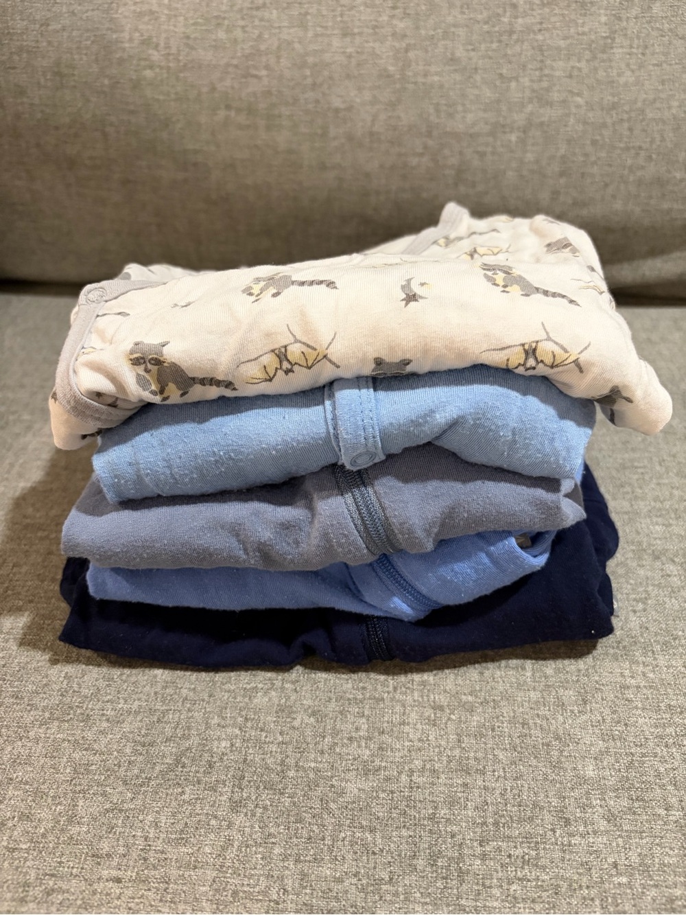 Kyte Baby Multi-Pack 6-12M Long Sleeve pyjamas in Cream, Light Blue, Gray, Navy